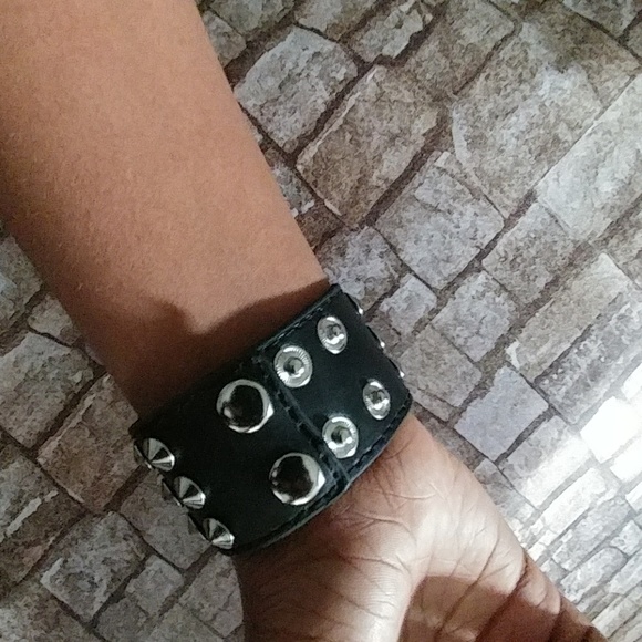Leather cuff bracelet with silver studs - Picture 3 of 5